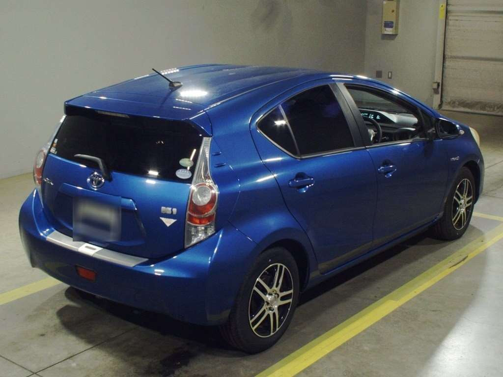 2013 Toyota Aqua NHP10[1]