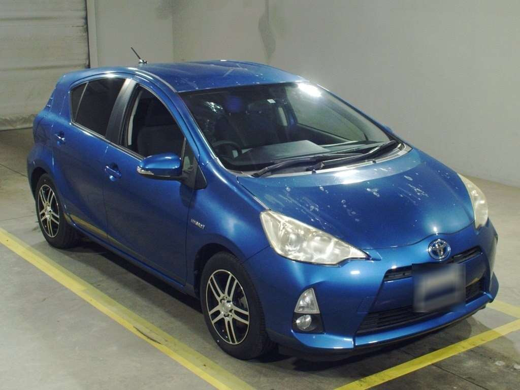 2013 Toyota Aqua NHP10[2]