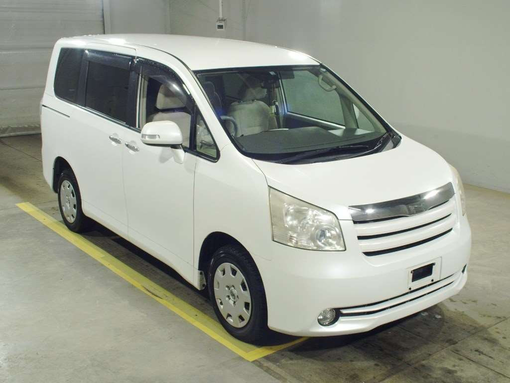 2010 Toyota Noah ZRR75G[2]