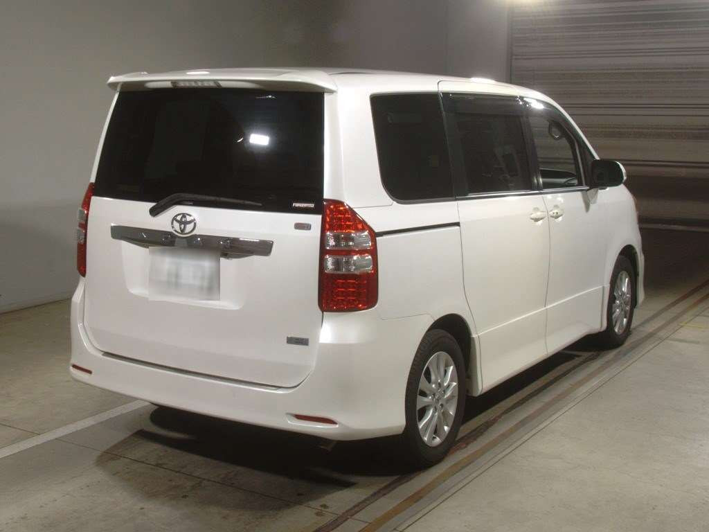 2013 Toyota Noah ZRR70W[1]