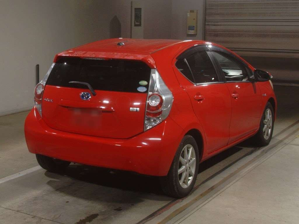 2013 Toyota Aqua NHP10[1]