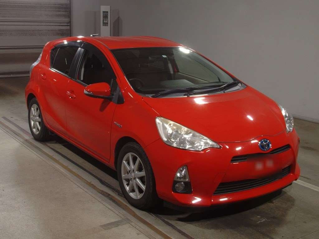 2013 Toyota Aqua NHP10[2]