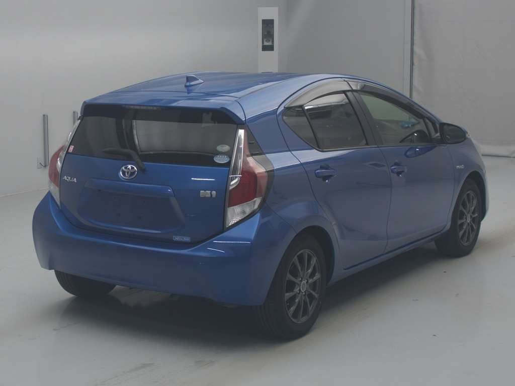 2016 Toyota Aqua NHP10[1]