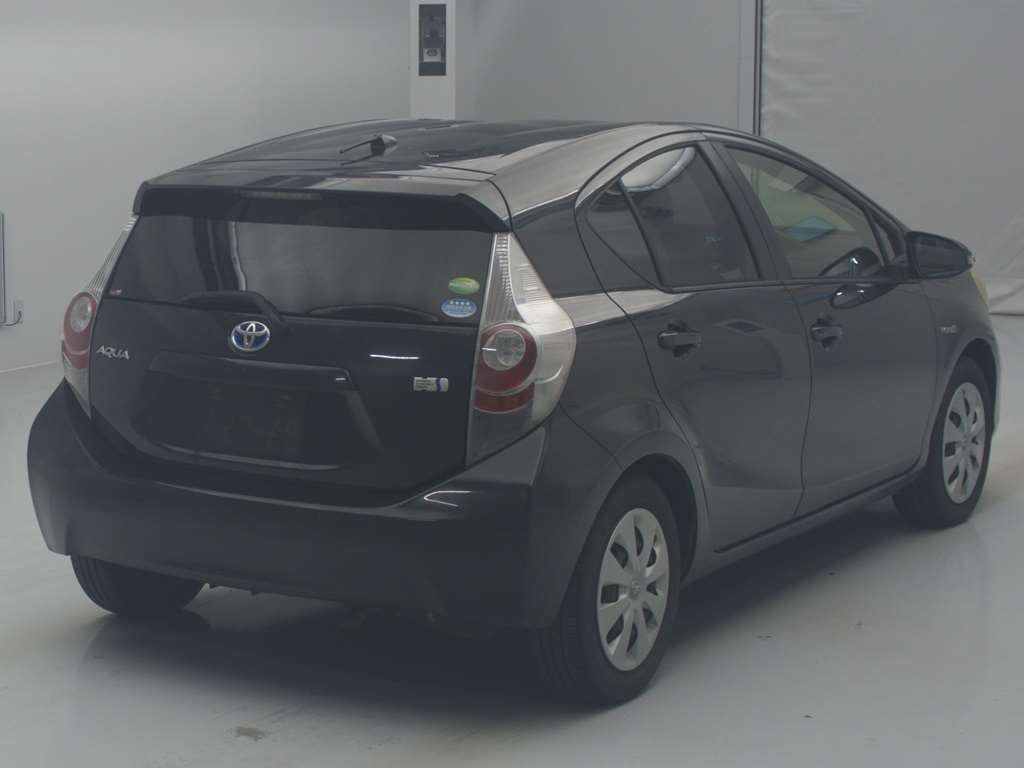 2012 Toyota Aqua NHP10[1]