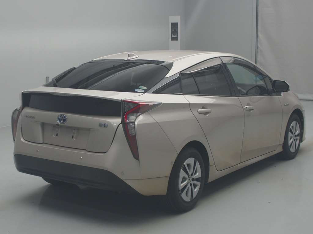 2016 Toyota Prius ZVW51[1]