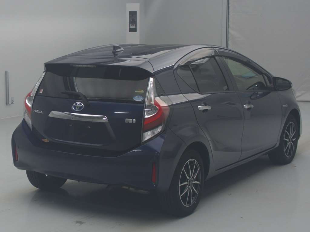 2018 Toyota Aqua NHP10[1]