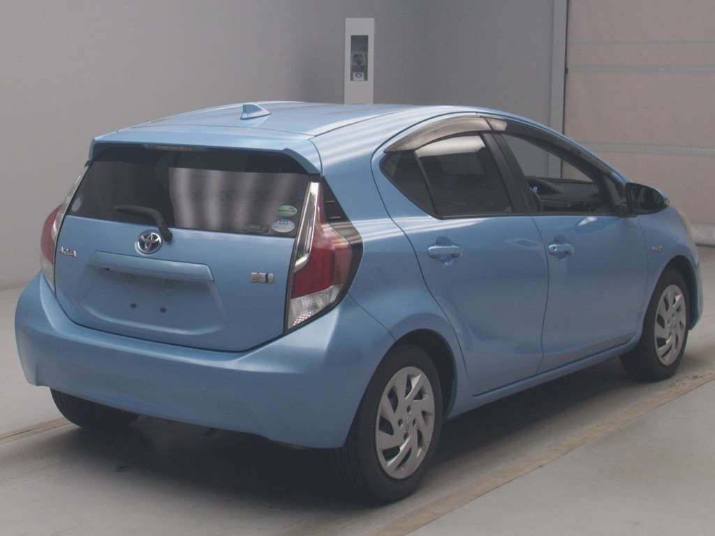 2014 Toyota Aqua NHP10[1]