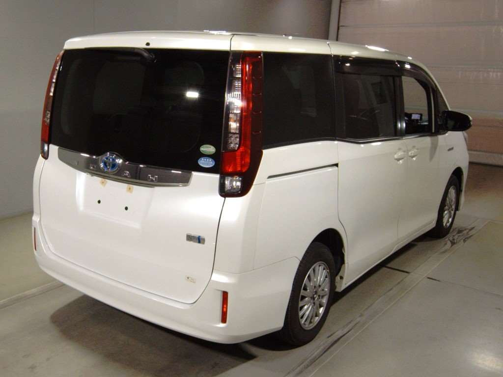 2015 Toyota Noah ZWR80G[1]