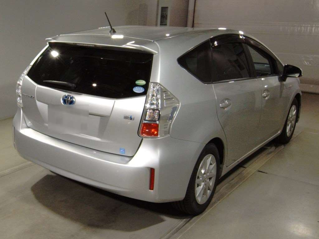 2012 Toyota Prius alpha ZVW41W[1]