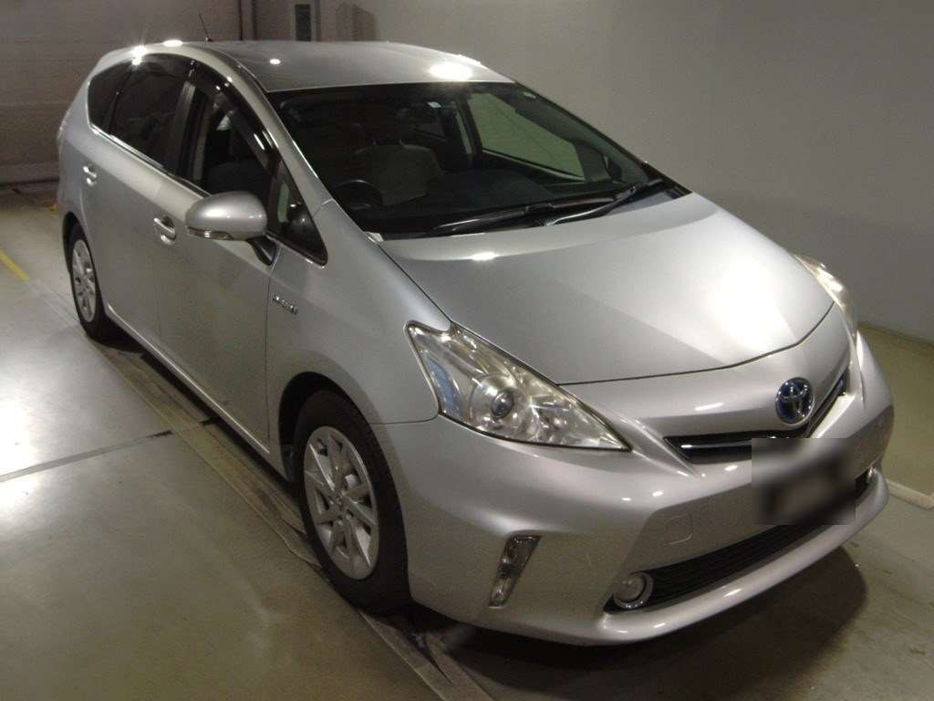 2012 Toyota Prius alpha ZVW41W[2]