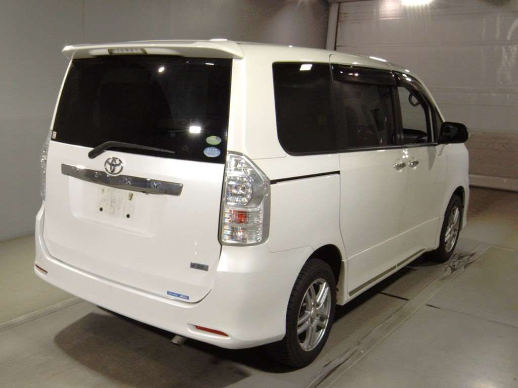 2014 Toyota Voxy ZRR75W[1]