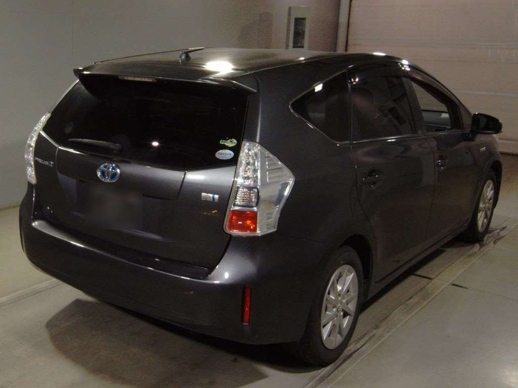 2012 Toyota Prius alpha ZVW41W[1]