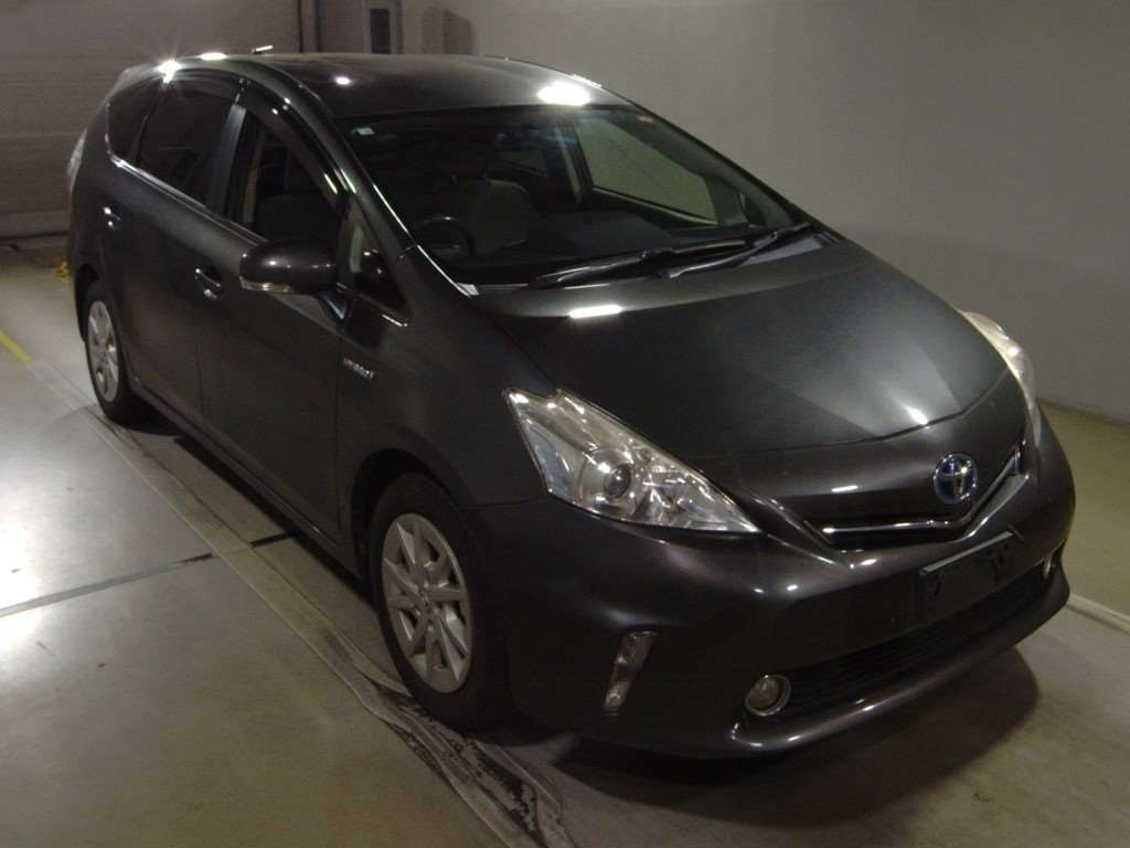 2012 Toyota Prius alpha ZVW41W[2]