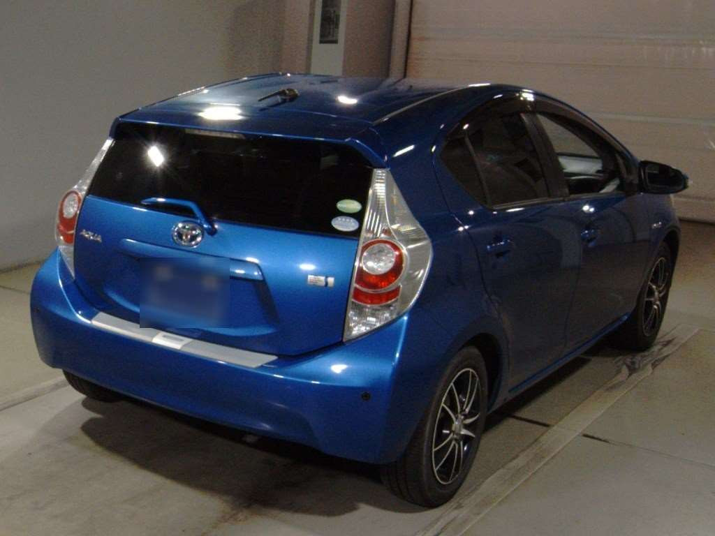 2013 Toyota Aqua NHP10[1]