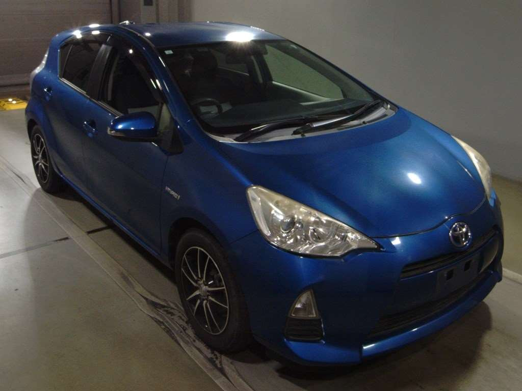 2013 Toyota Aqua NHP10[2]