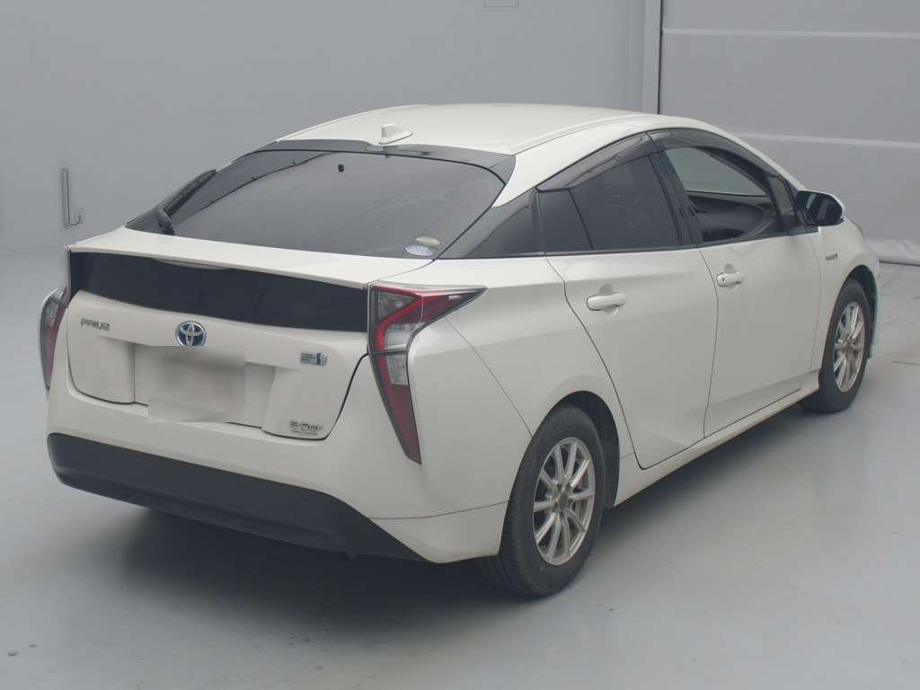 2017 Toyota Prius ZVW55[1]