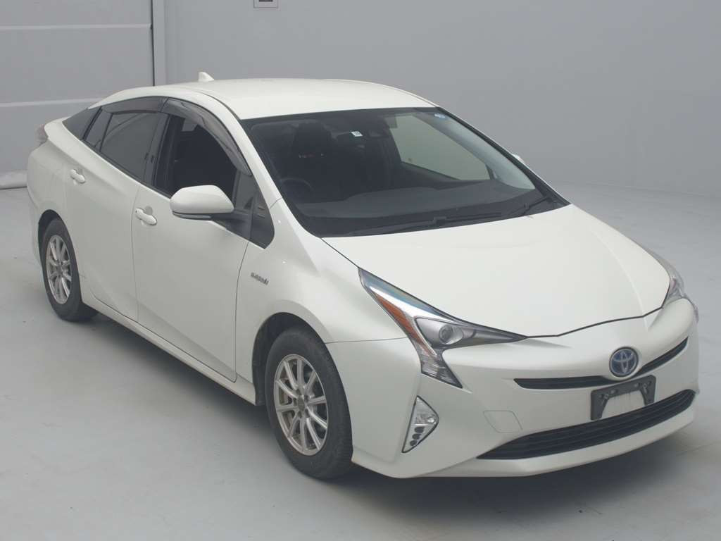 2017 Toyota Prius ZVW55[2]