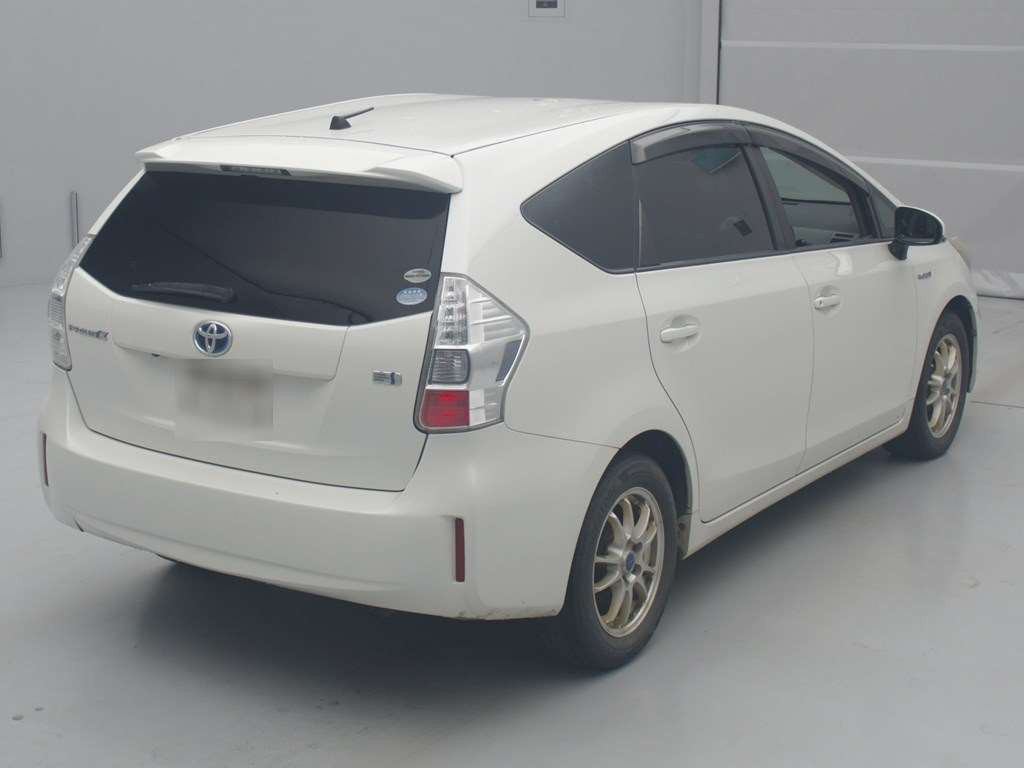 2012 Toyota Prius alpha ZVW40W[1]