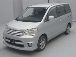 2004 Toyota Noah