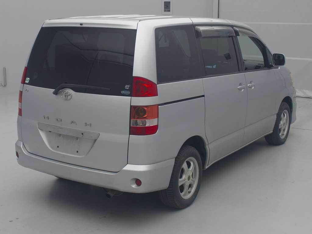 2004 Toyota Noah AZR65G[1]