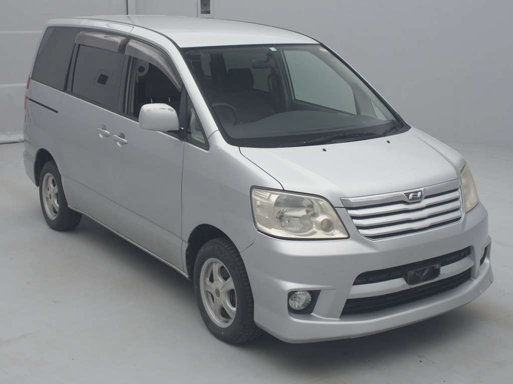 2004 Toyota Noah AZR65G[2]