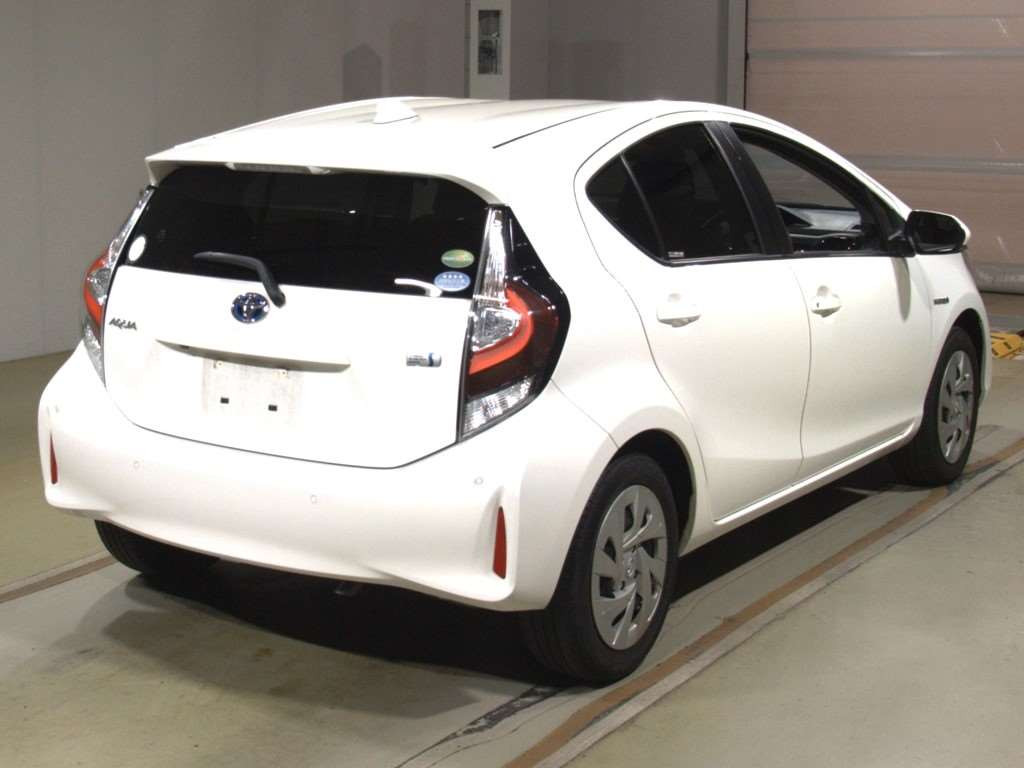 2019 Toyota Aqua NHP10[1]