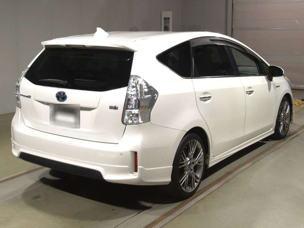 2013 Toyota Prius alpha ZVW41W[1]