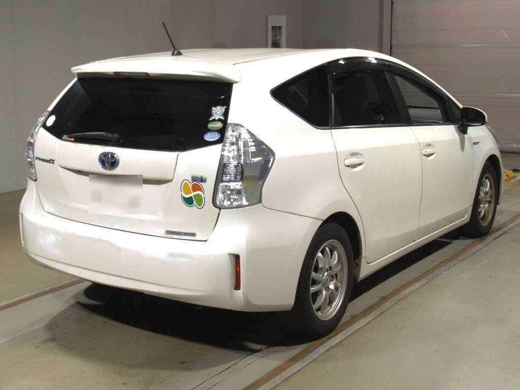 2014 Toyota Prius alpha ZVW41W[1]