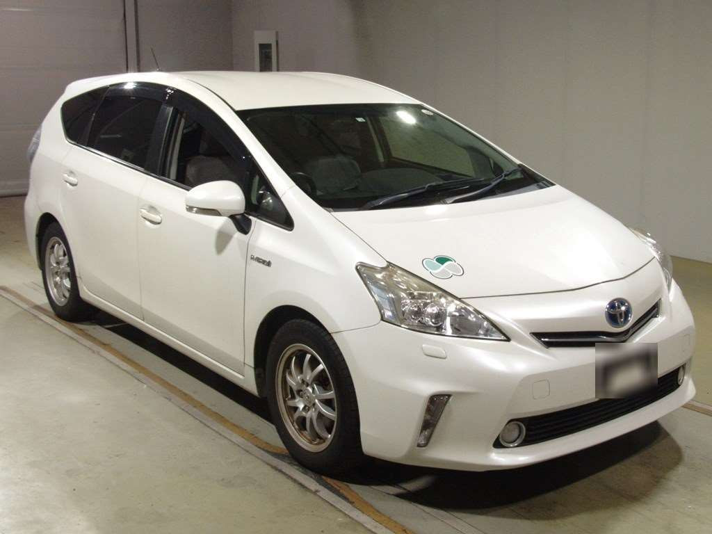 2014 Toyota Prius alpha ZVW41W[2]