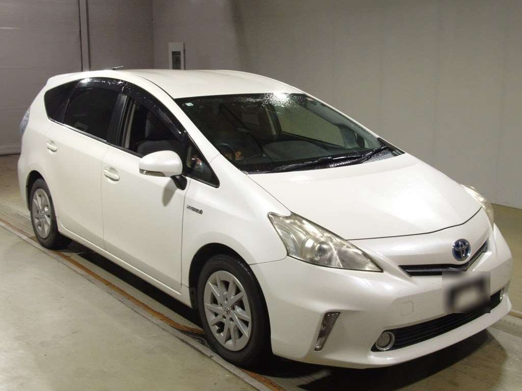 2012 Toyota Prius alpha ZVW41W[2]