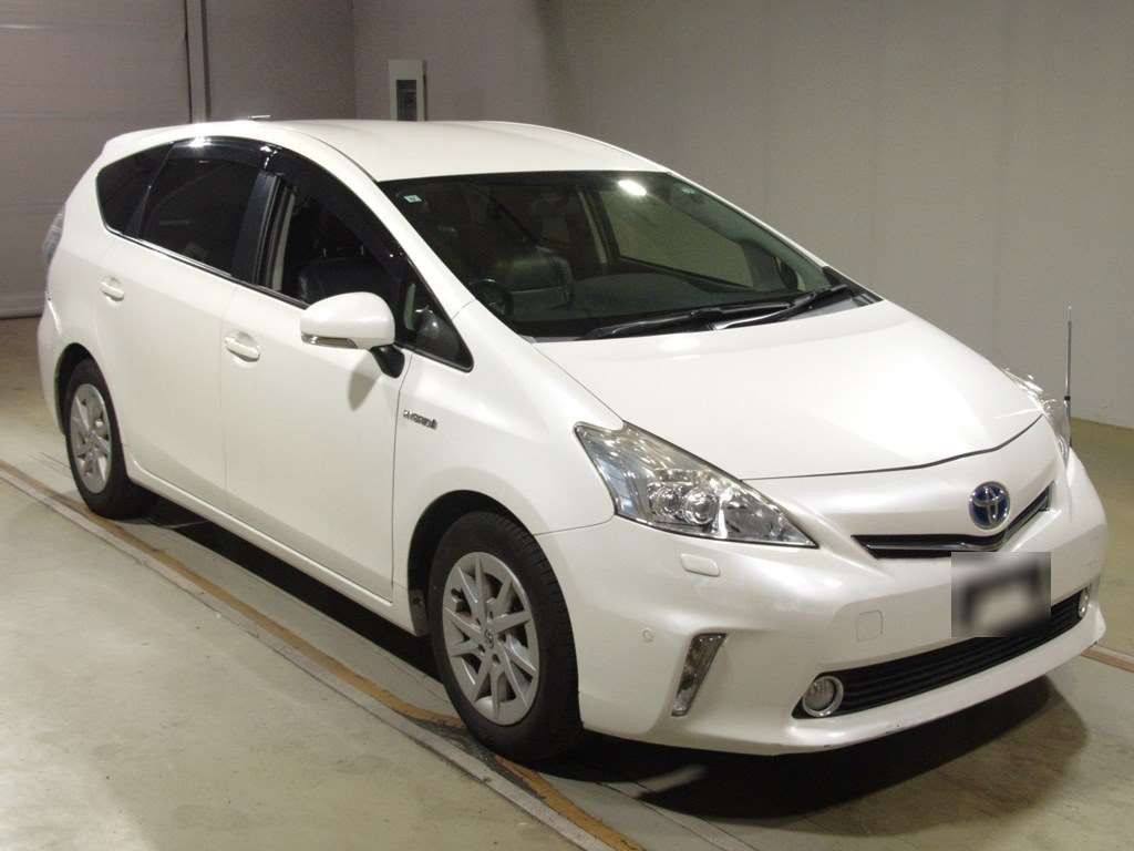 2013 Toyota Prius alpha ZVW40W[2]