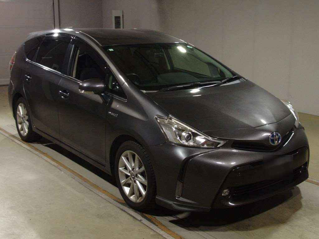 2015 Toyota Prius alpha ZVW41W[2]