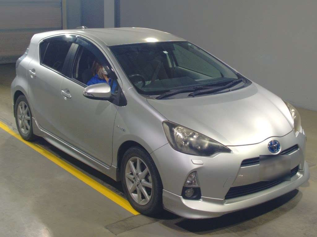 2012 Toyota Aqua NHP10[2]