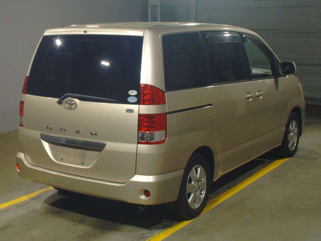 2005 Toyota Noah AZR60G[1]