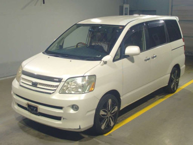 2005 Toyota Noah