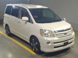 2005 Toyota Noah