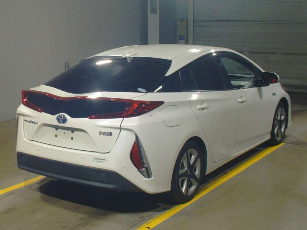 2017 Toyota Prius PHV ZVW52[1]