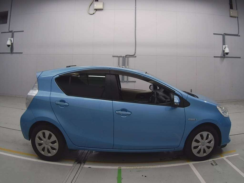 2012 Toyota Aqua NHP10[2]