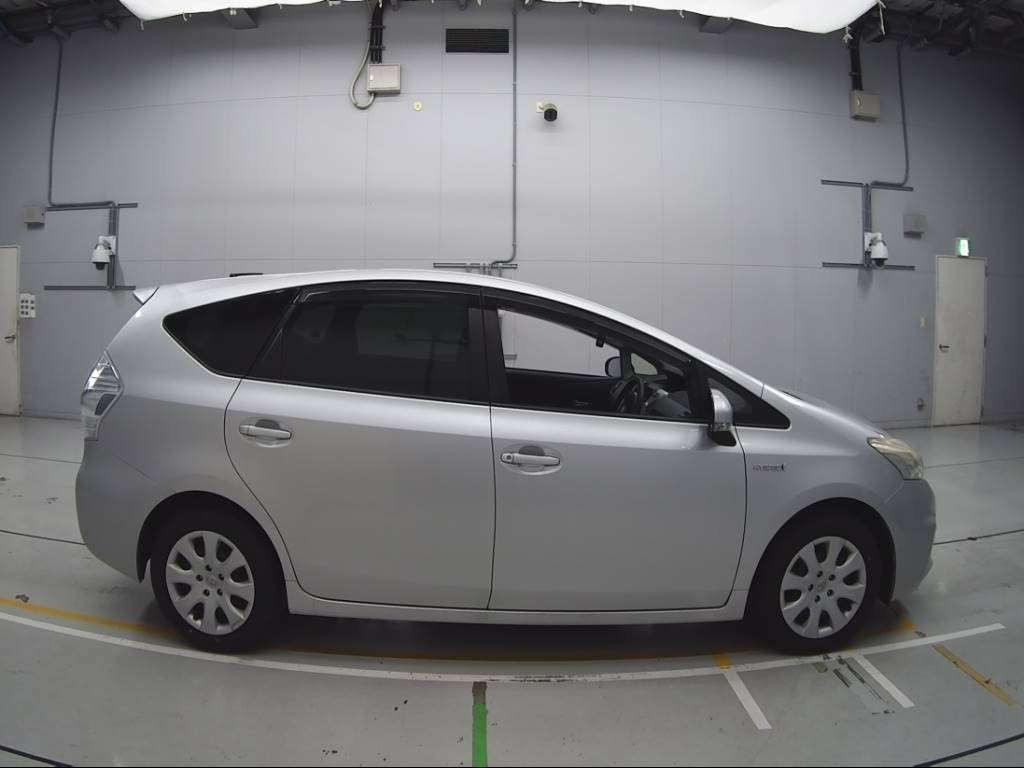 2013 Toyota Prius alpha ZVW41W[2]