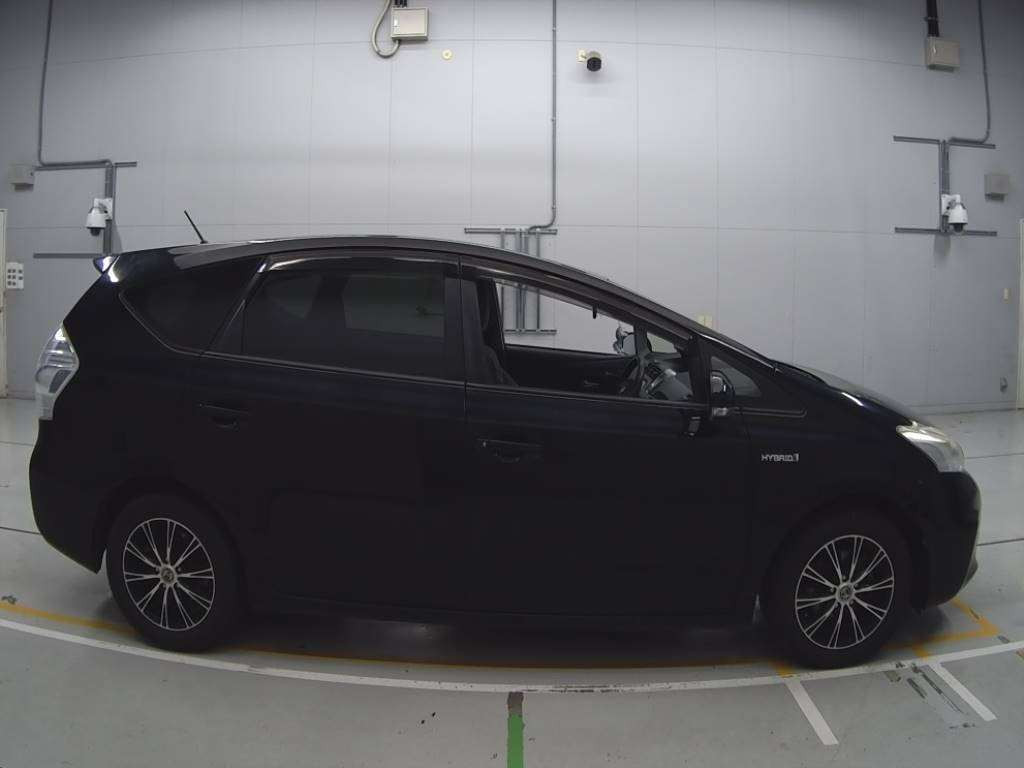 2012 Toyota Prius alpha ZVW41W[2]