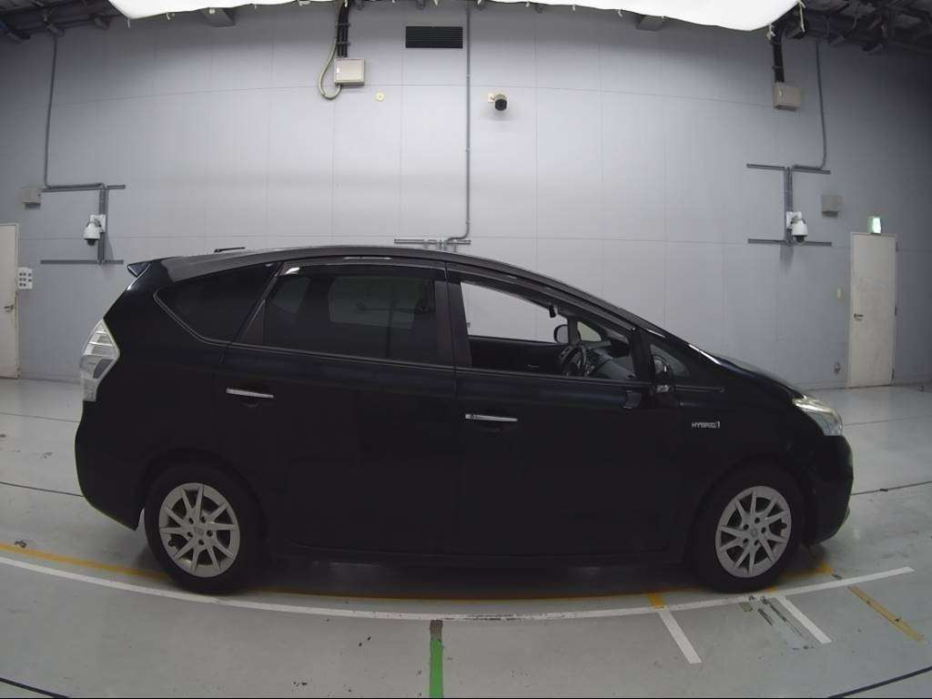 2014 Toyota Prius alpha ZVW41W[2]