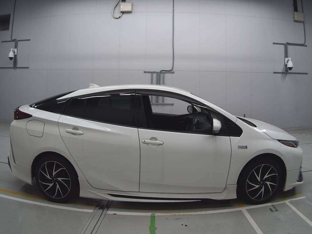 2017 Toyota Prius PHV ZVW52[2]