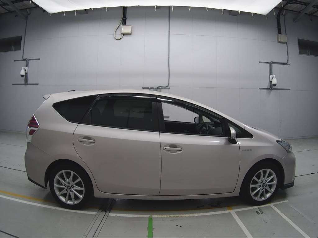 2018 Toyota Prius alpha ZVW41W[2]