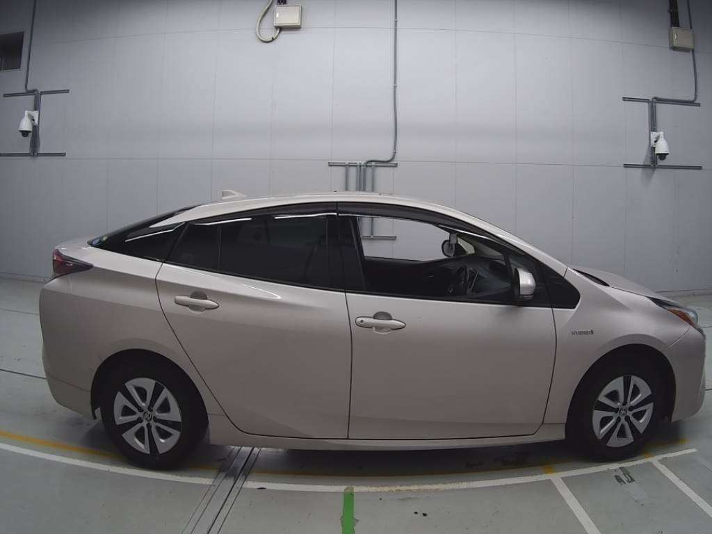 2016 Toyota Prius ZVW55[2]