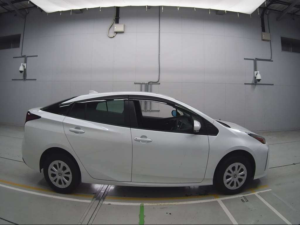 2021 Toyota Prius ZVW55[2]