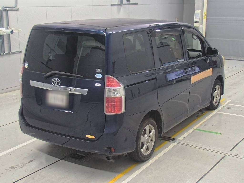 2010 Toyota Noah ZRR70G[1]