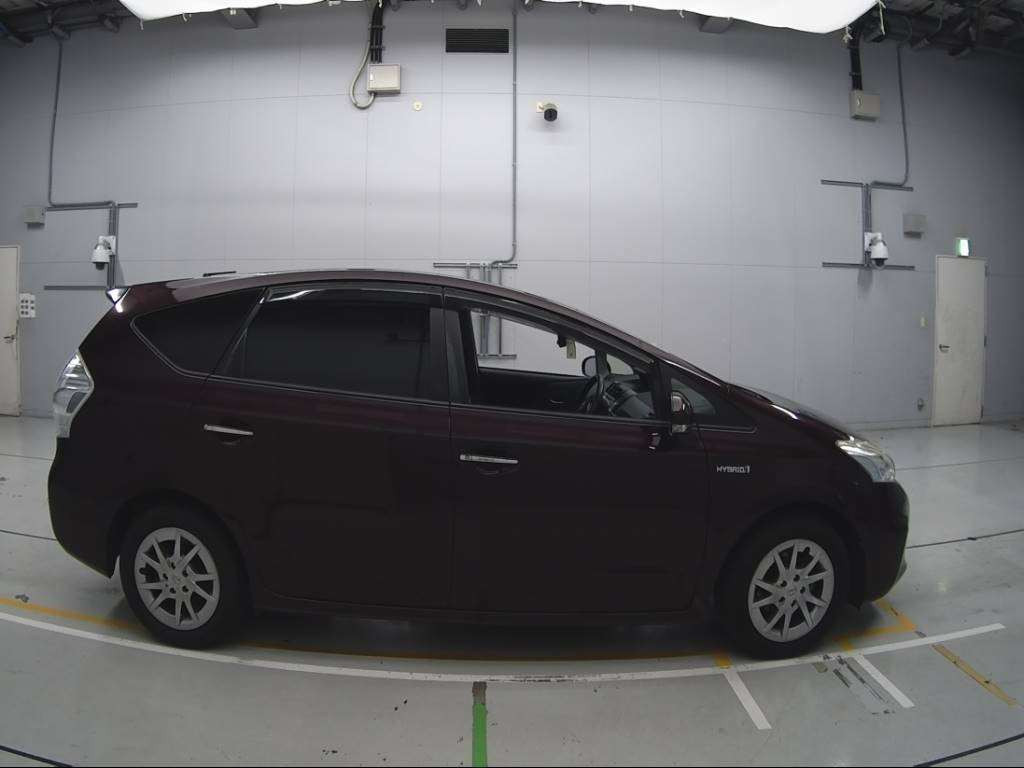 2014 Toyota Prius alpha ZVW41W[2]