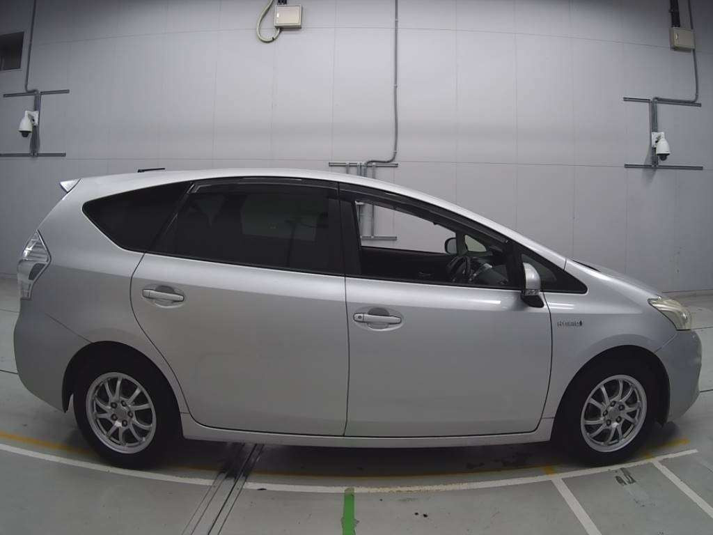 2012 Toyota Prius alpha ZVW40W[2]