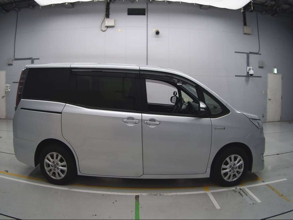 2017 Toyota Noah ZWR80G[2]