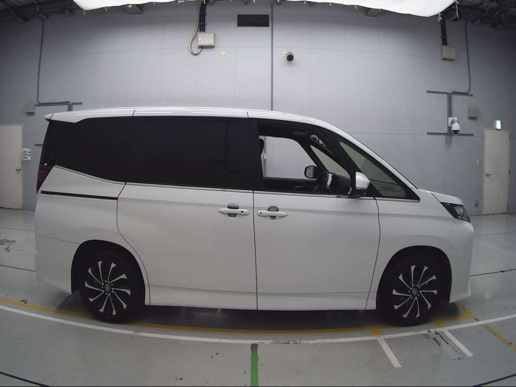 2023 Toyota Noah ZWR90W[2]